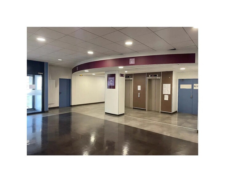 Bureau dans Montigny-le-Bretonneux à vendre - Photo de l’immeuble – Image 3 sur 12