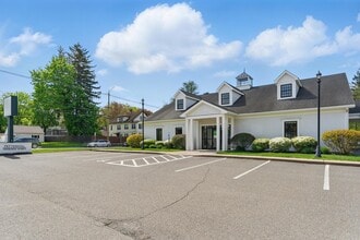 460 Newton St, South Hadley, MA à vendre Photo de l’immeuble– Image 2 sur 16