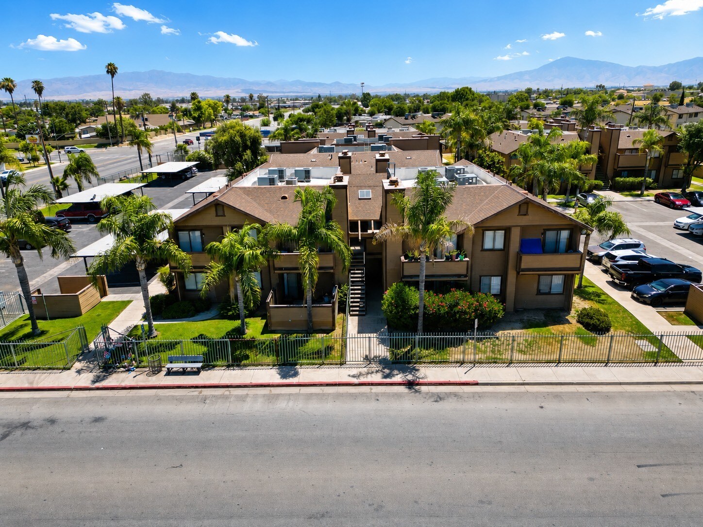 701 Planz Rd, Bakersfield, CA à vendre Photo de l’immeuble– Image 1 sur 7
