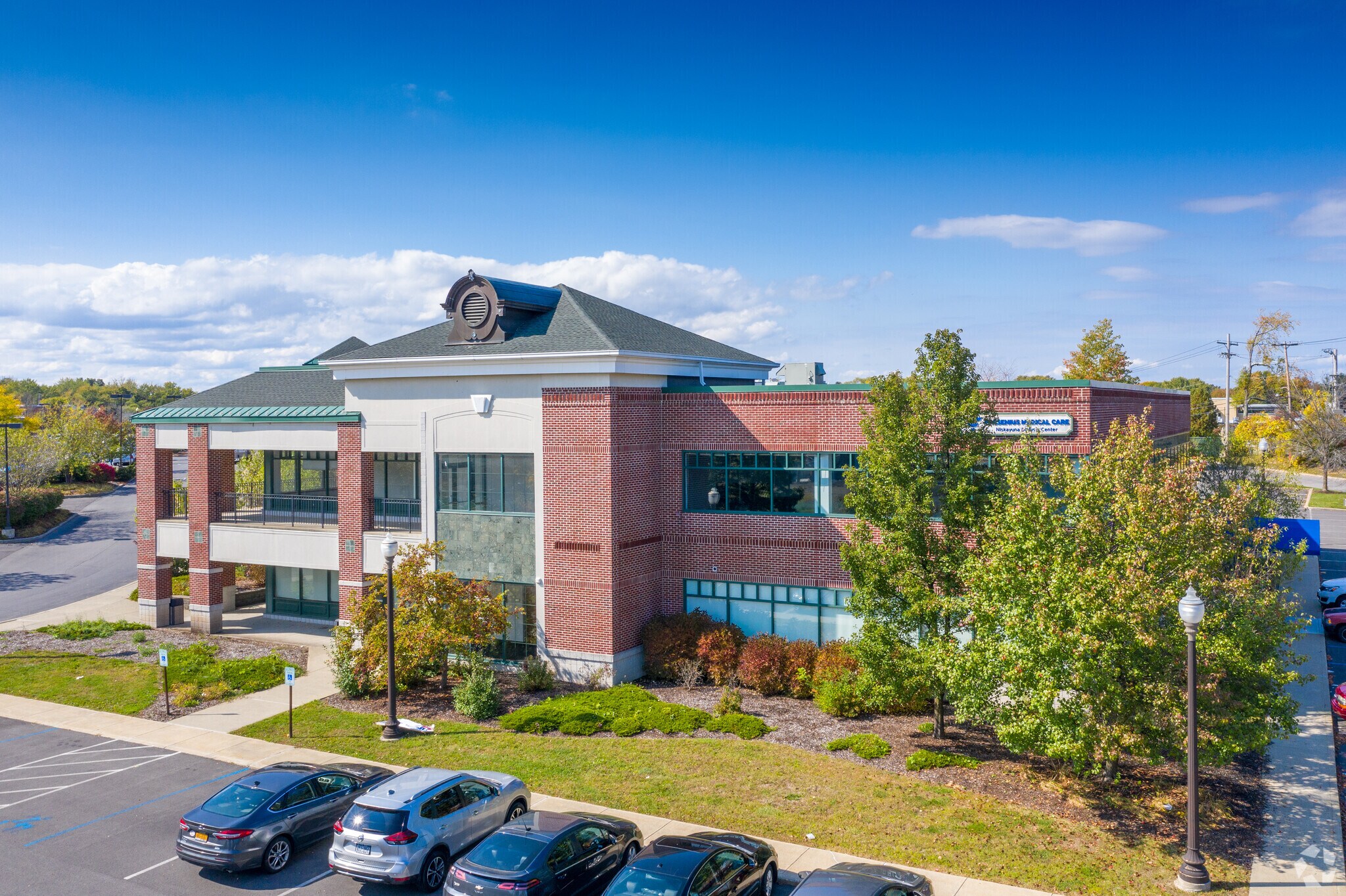 2303 Nott St E, Niskayuna, NY à louer Photo principale– Image 1 sur 8