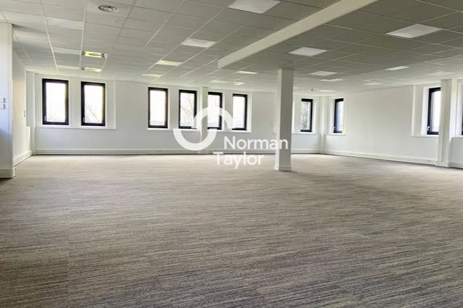 Plus de détails pour Bureau, Local d'activités à louer