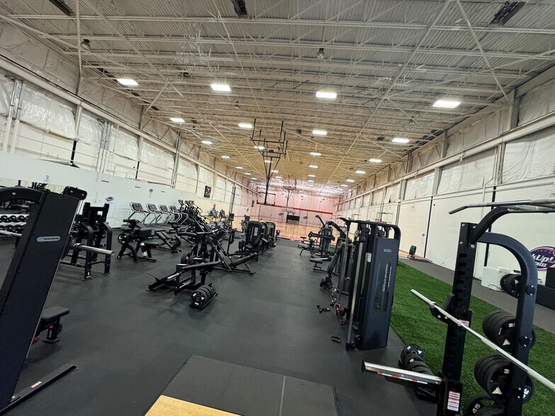 8100 Tyler Blvd, Mentor, OH à louer - Photo de l’immeuble – Image 3 sur 14