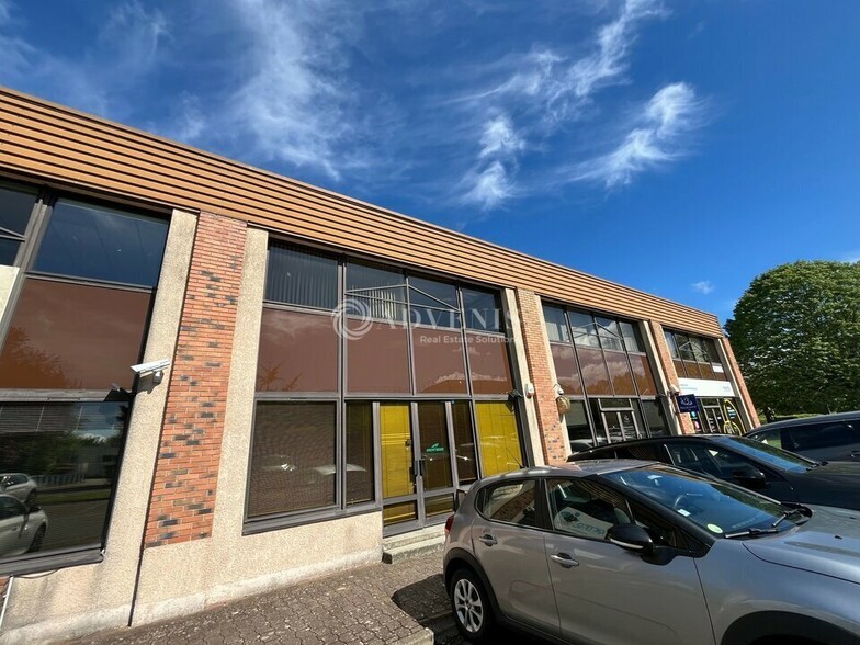 Local d'activités dans Voisins Le Bretonneux à vendre - Photo de l’immeuble – Image 1 sur 6