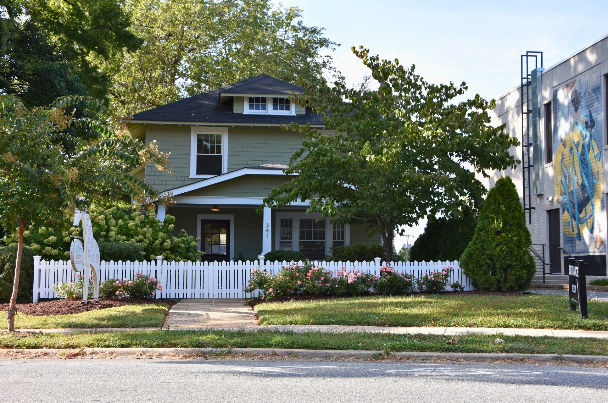 341 N Caswell Rd, Charlotte, NC à vendre Photo de l’immeuble– Image 1 sur 20