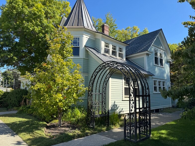 160 Church St, Millbrook, NY à louer - Photo principale – Image 1 sur 9