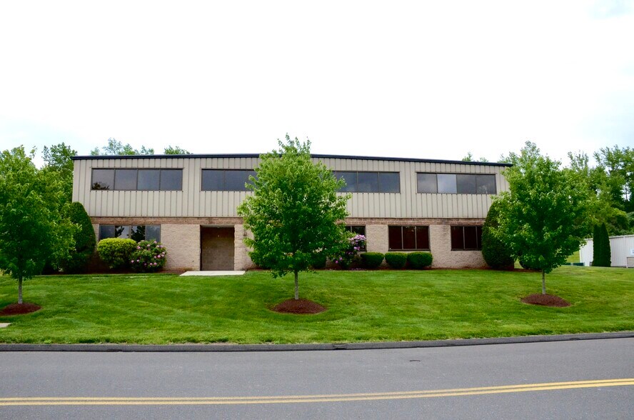 7 Progress Dr, Cromwell, CT à vendre - Photo de l’immeuble – Image 3 sur 7