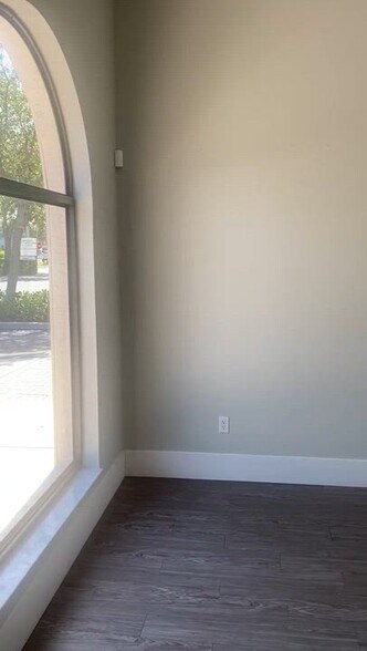 3942 Radio Rd, Naples, FL à louer - Vidéo sur l’annonce professionnelle – Image 3 sur 9