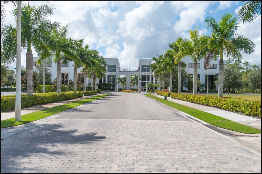 3530 Kraft Rd, Naples, FL à louer - Photo de l’immeuble – Image 3 sur 12