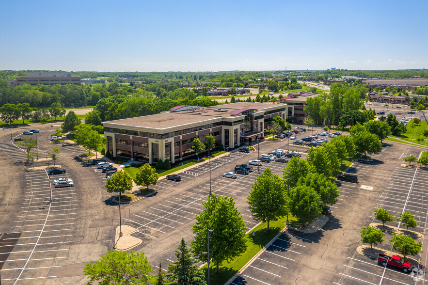 860 Blue Gentian Rd, Eagan, MN à louer - Photo de l’immeuble – Image 2 sur 4