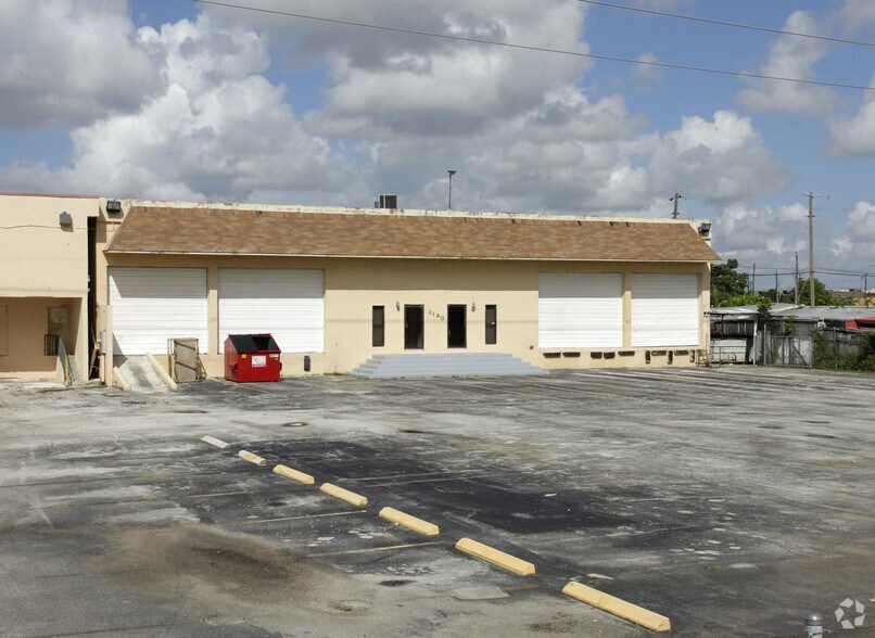 3190 W 15th Ave, Hialeah, FL à louer - Photo de l’immeuble – Image 1 sur 11