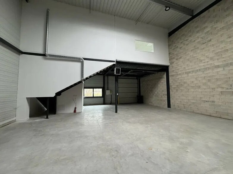 Local d’activités dans Bussy-Saint-Georges à louer - Photo de l’immeuble – Image 1 sur 9
