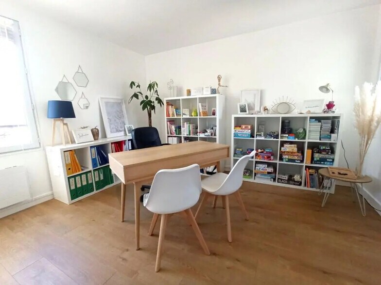 Bureau dans Poissy à louer - Photo de l’immeuble – Image 2 sur 5