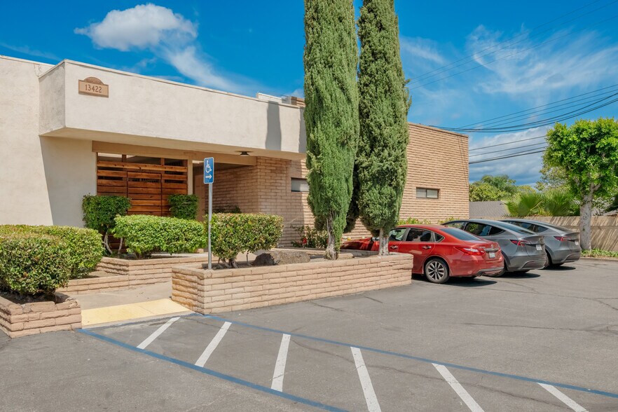13362 Newport Ave, Tustin, CA à louer - Photo de l’immeuble – Image 3 sur 44