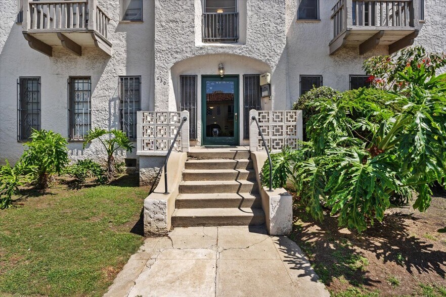 630 S Cochran Ave, Los Angeles, CA à vendre - Photo de l’immeuble – Image 2 sur 17