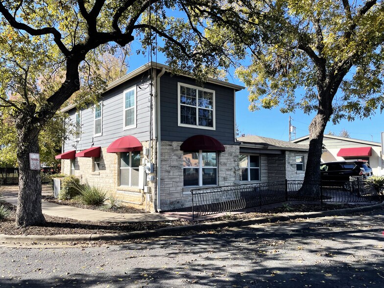 519 N Bell Blvd, Cedar Park, TX à louer - Photo de l’immeuble – Image 3 sur 14