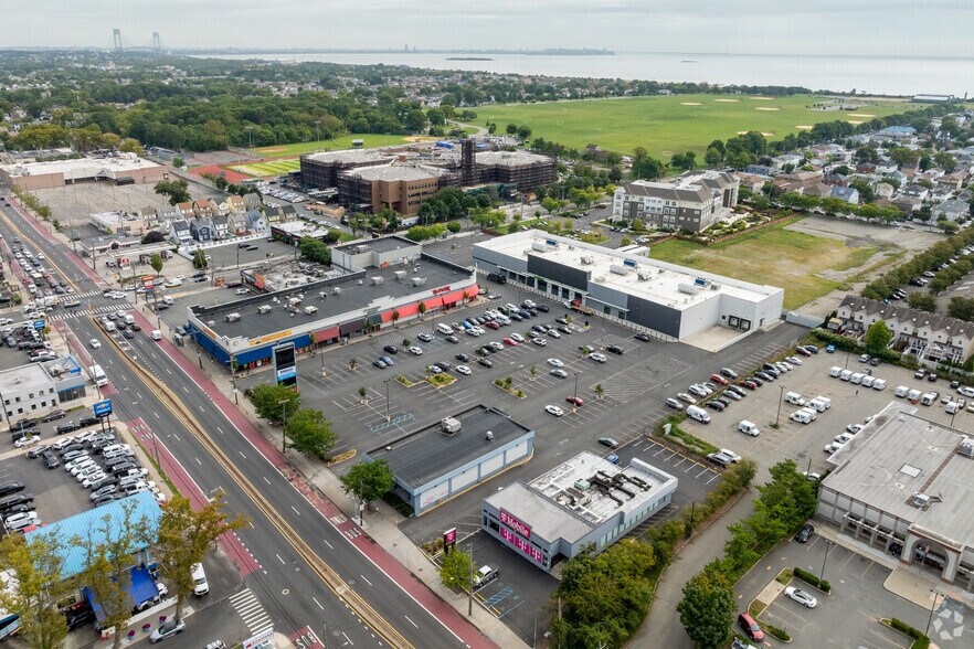 2530 Hylan Blvd, Staten Island, NY à louer - Photo de l’immeuble – Image 2 sur 17