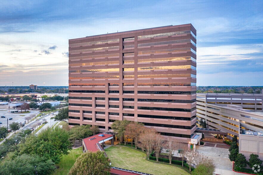 12450 Greenspoint Dr, Houston, TX à louer - Photo de l’immeuble – Image 2 sur 2