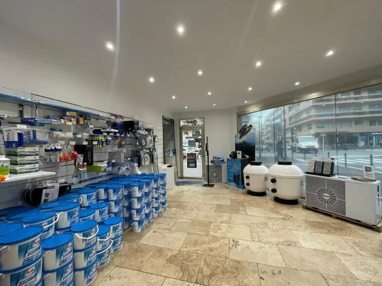 Local commercial dans Antibes à louer - Photo de l’immeuble – Image 1 sur 4