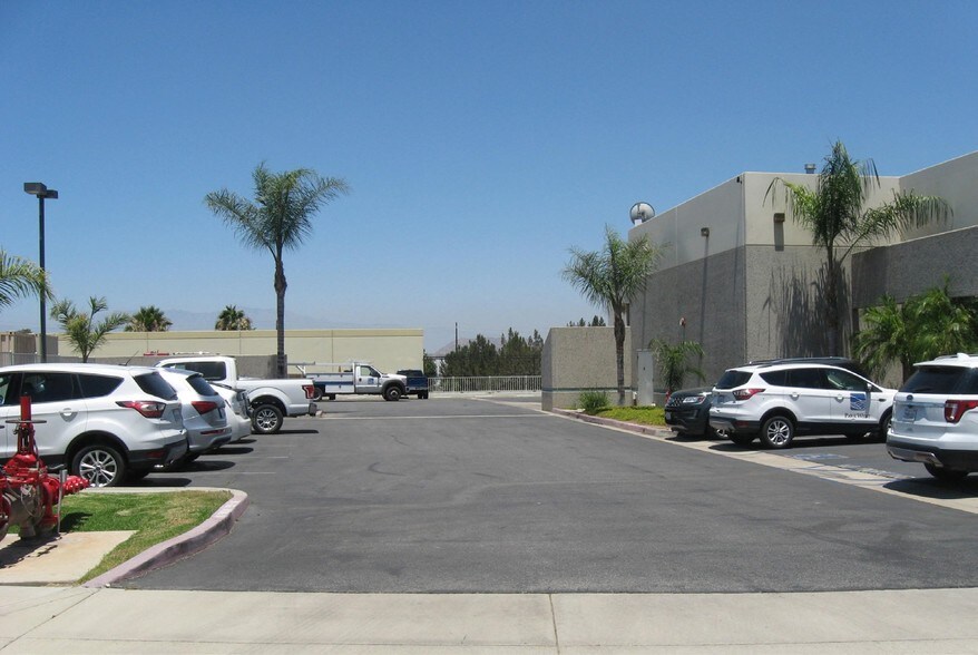 1215 Graphite Dr, Corona, CA à vendre - Photo de l’immeuble – Image 3 sur 6