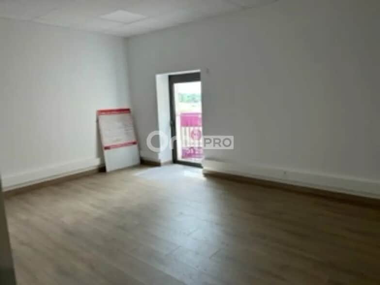 Bureau dans Civrieux à louer - Photo de l’immeuble – Image 3 sur 4