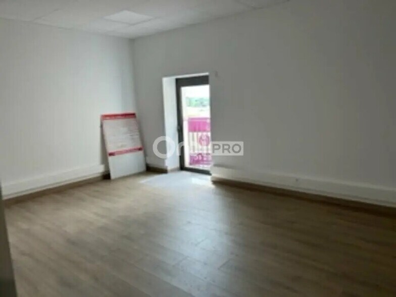 Bureau dans Civrieux à louer - Photo intérieure – Image 3 sur 4