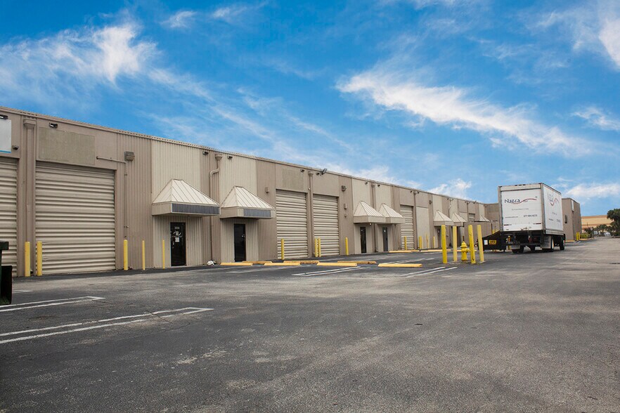 7200-7256 NW 31st St, Miami, FL à louer - Photo de l’immeuble – Image 2 sur 5