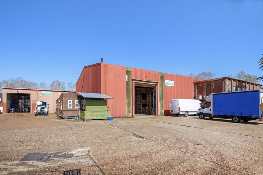 Blacknest Industrial Estate 4A, 4B & 5B portefeuille de 3 biens à vendre sur LoopNet.fr - Photo de l’immeuble – Image 2 sur 6