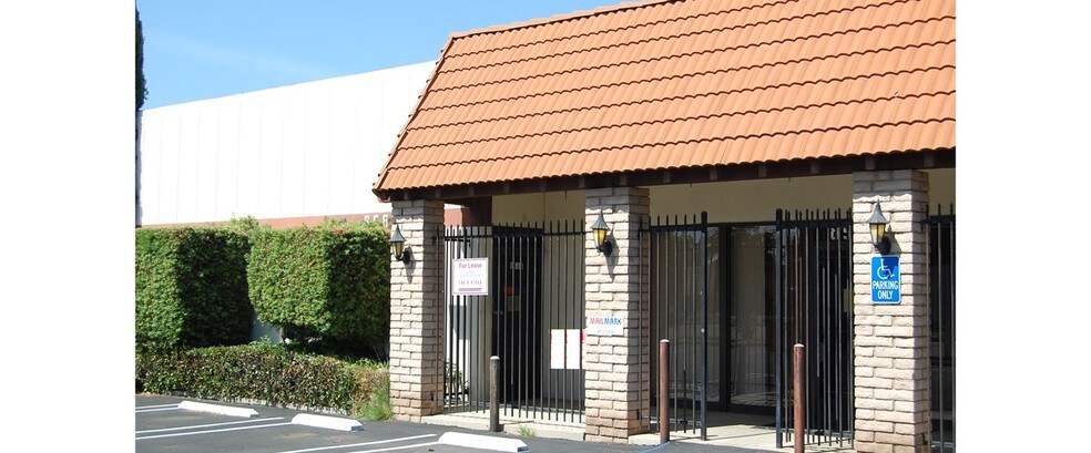8589 Canoga Ave, Canoga Park, CA à louer - Photo de l’immeuble – Image 2 sur 10