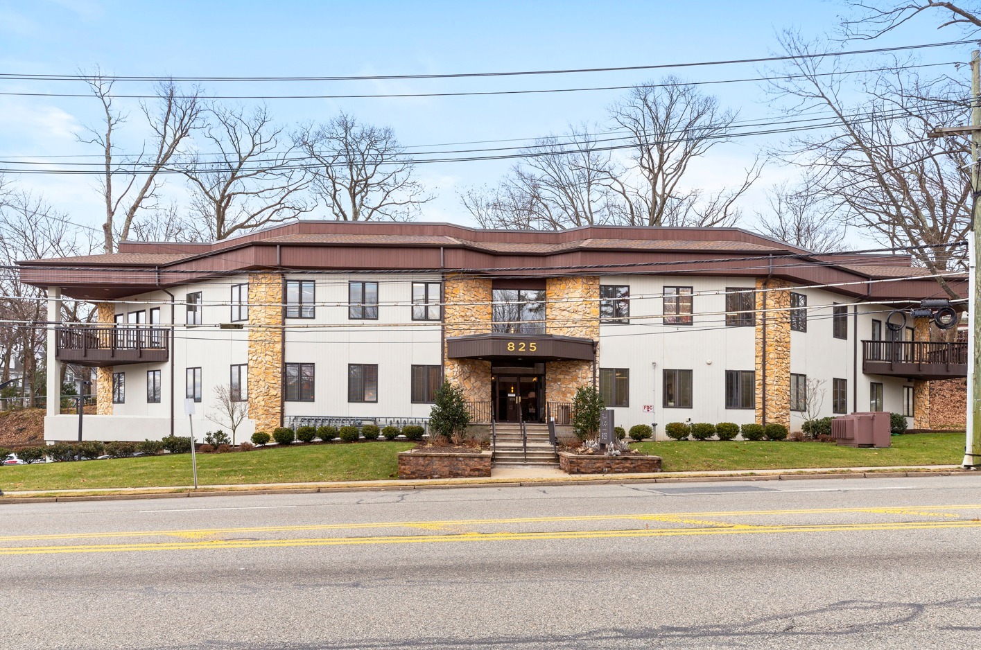 825 Bloomfield Ave, Verona, NJ à louer Photo de l’immeuble– Image 1 sur 8