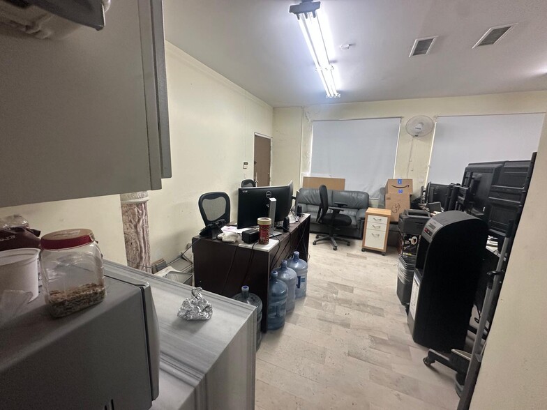 13423 Wyandotte St, North Hollywood, CA à louer - Photo de l’immeuble – Image 3 sur 9