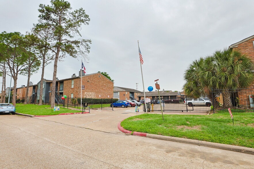 5455 Timber Creek Place Dr, Houston, TX à vendre - Photo de l’immeuble – Image 2 sur 26