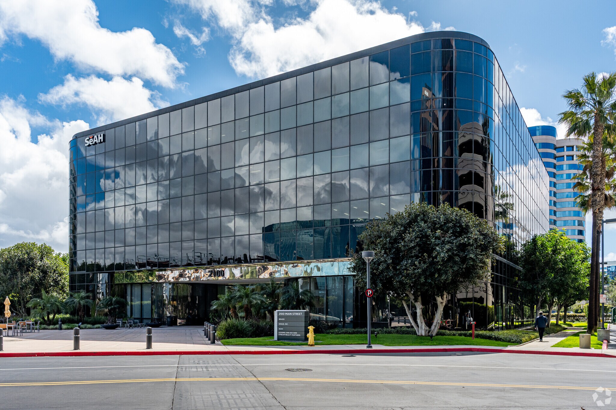 2100 Main St, Irvine, CA à louer Photo de l’immeuble– Image 1 sur 16
