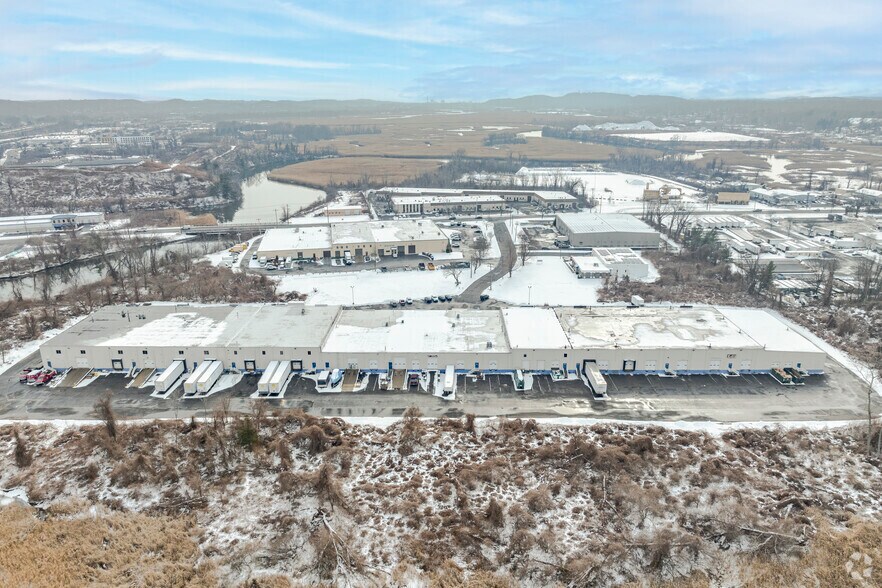 100 Republic Dr, North Haven, CT à louer - Photo de l’immeuble – Image 2 sur 7