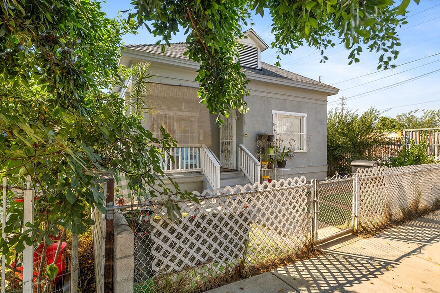 115 S Fresno St, Los Angeles, CA à vendre - Photo de l’immeuble – Image 2 sur 24