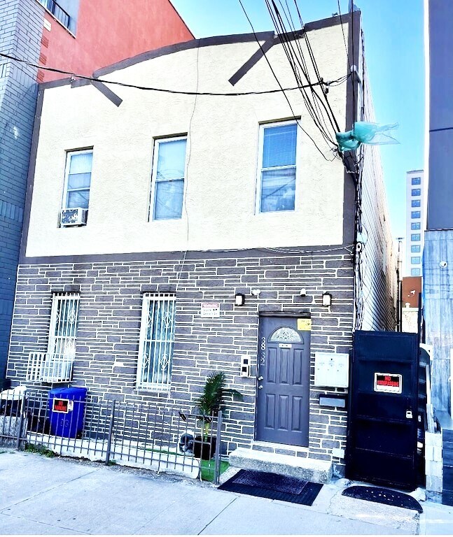 3832 11th St, Long Island City, NY à vendre Photo de l’immeuble– Image 1 sur 3