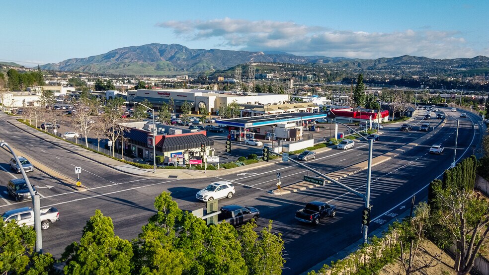 21500 Yorba Linda Blvd, Yorba Linda, CA à louer - Photo de l’immeuble – Image 2 sur 10