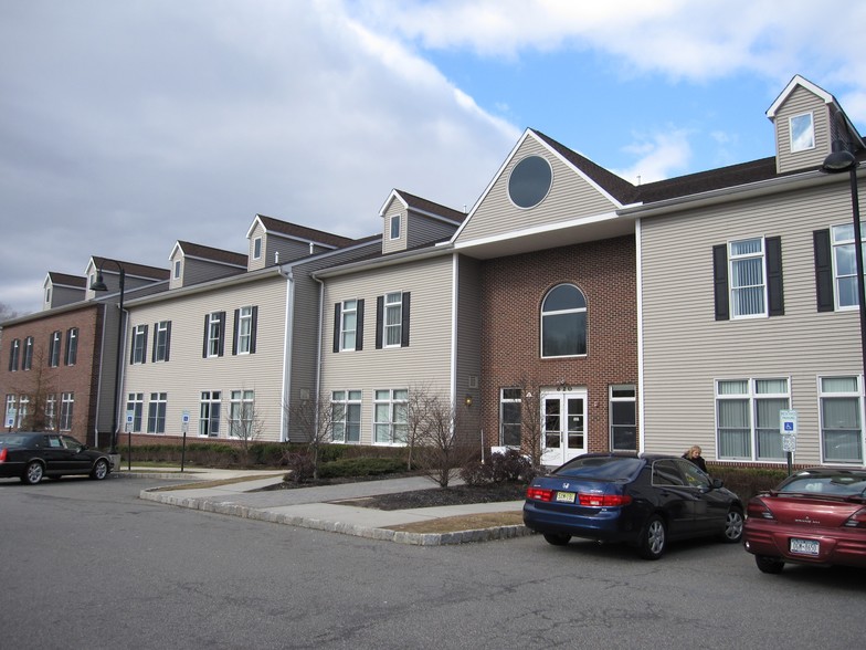 620 Cranbury Rd, East Brunswick, NJ à louer - Photo de l’immeuble – Image 1 sur 4