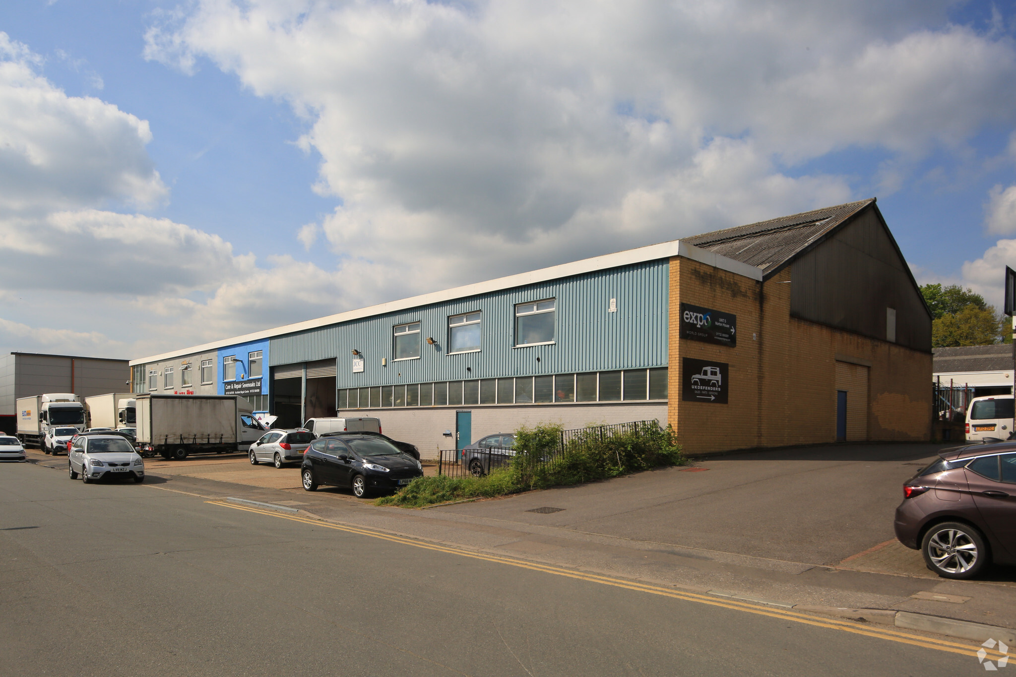 Fircroft Way, Edenbridge à louer Photo principale– Image 1 sur 3