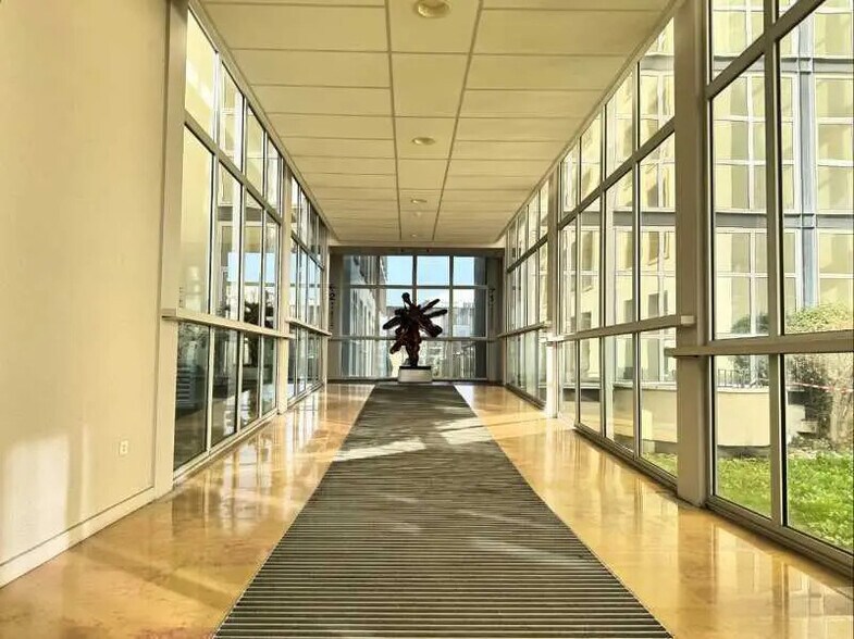 Bureau dans Villeurbanne à louer - Photo de l’immeuble – Image 2 sur 3