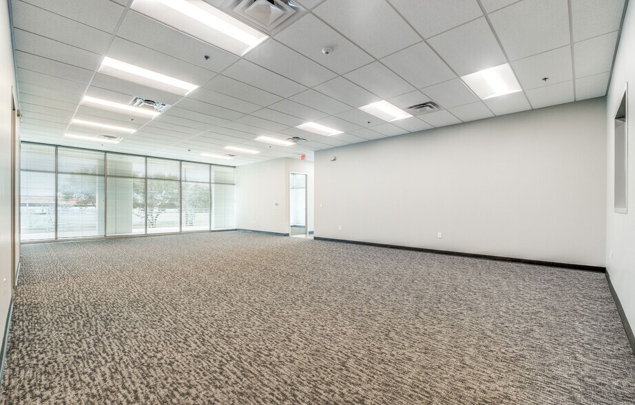 3319 N Panam Expy, San Antonio, TX à louer - Photo intérieure – Image 3 sur 10