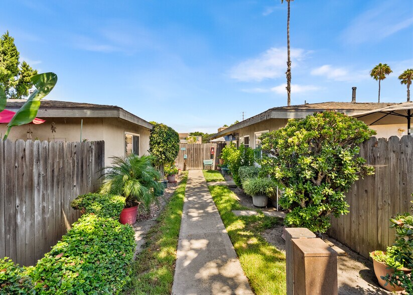 10762-17104 B Ln, Huntington Beach, CA à vendre - Photo de l’immeuble – Image 3 sur 8