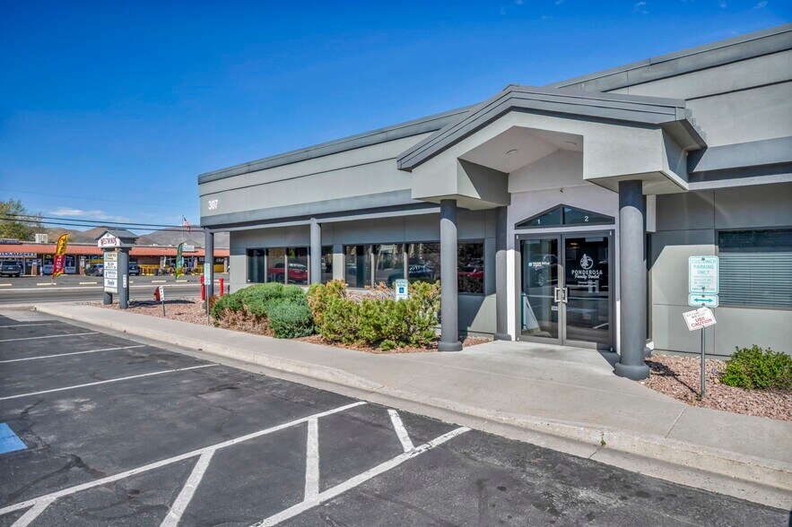 307 W Winnie Ln, Carson City, NV à louer - Photo de l’immeuble – Image 2 sur 17