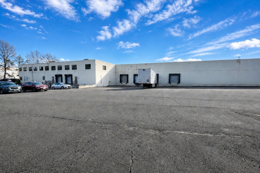 30 Nutmeg Dr, Trumbull, CT à louer - Photo de l’immeuble – Image 3 sur 13