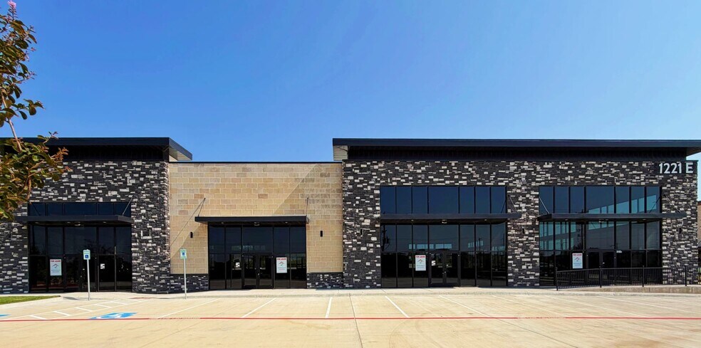 1221 E University Dr, Prosper, TX à louer - Photo de l’immeuble – Image 3 sur 16
