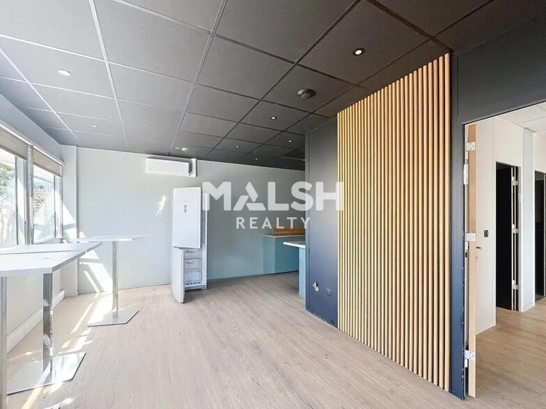 Bureau dans Bron à louer - Photo de l’immeuble – Image 3 sur 14