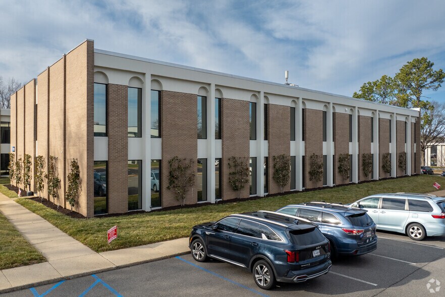 8001 Franklin Farms Dr, Richmond, VA à louer - Photo de l’immeuble – Image 1 sur 6
