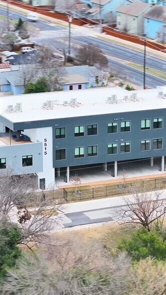 5515 Humming Bird Ln, Austin, TX à vendre - Vidéo sur l’annonce professionnelle – Image 2 sur 23
