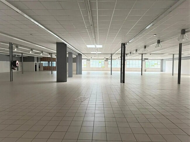 Plus de détails pour Local commercial à louer