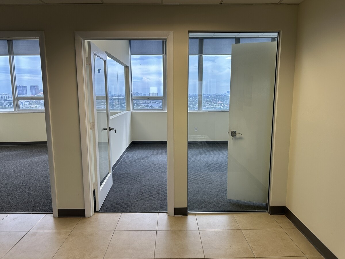 2455 E Sunrise Blvd, Fort Lauderdale, FL 33304 - Lot PH -  - Photo intérieure - Image 1 of 22