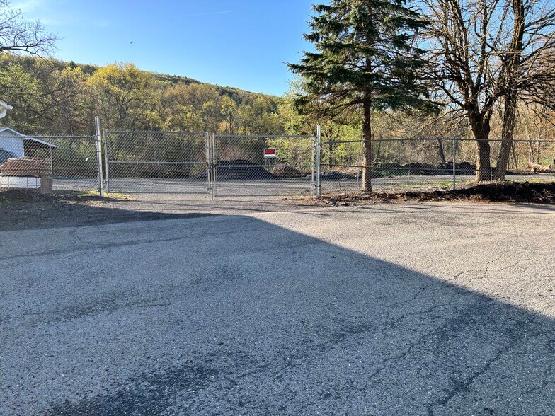 323 Dartmouth Dr, East Stroudsburg, PA à louer - Photo de l’immeuble – Image 3 sur 11